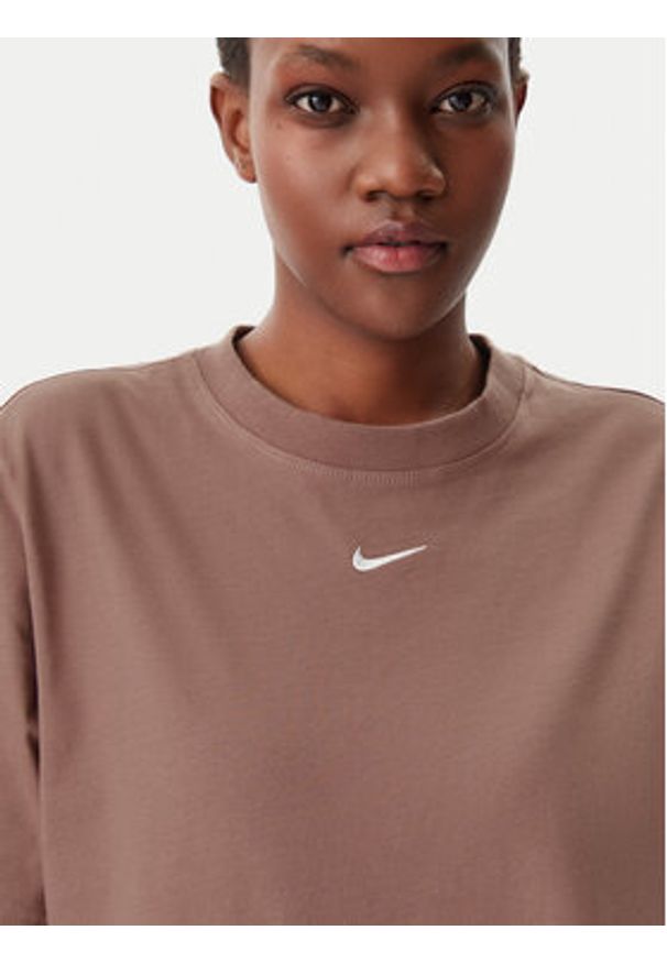 Nike T-Shirt FD4149 Brązowy Loose Fit. Kolor: brązowy. Materiał: bawełna