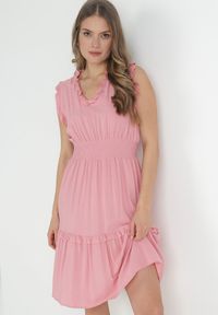 Born2be - Ciemnoróżowa Sukienka z Falbankami i Marszczoną Gumką w Pasie z Wiskozy Falirina. Typ kołnierza: kołnierz z falbankami. Kolor: różowy. Materiał: wiskoza. Wzór: aplikacja #1