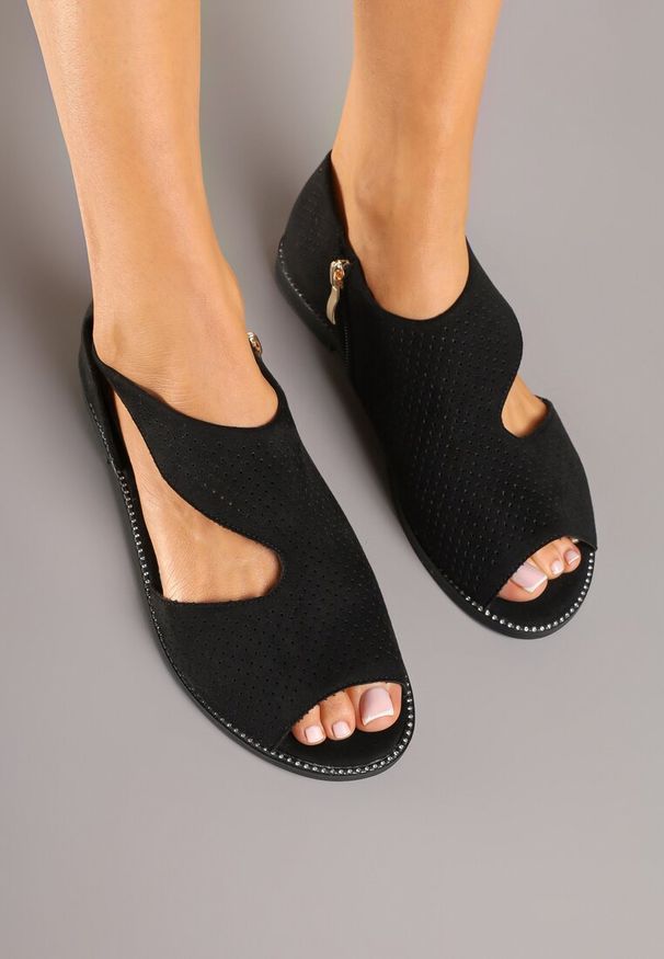 Born2be - Czarne Sandały z Ozdobną Perforacją i Skórzaną Wkładką Annovia. Okazja: na co dzień. Kolor: czarny. Materiał: skóra. Obcas: na obcasie. Styl: casual, klasyczny, elegancki. Wysokość obcasa: niski