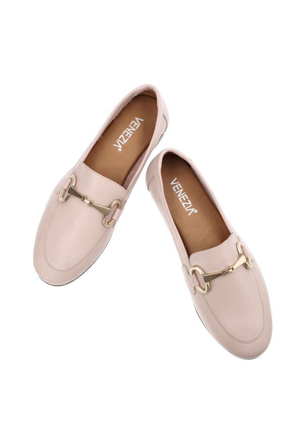 Różowe Półbuty Venezia Modne Obuwie Damskie. Okazja: do pracy, na spotkanie biznesowe. Kolor: różowy. Materiał: skóra. Sezon: lato. Obcas: na obcasie. Styl: biznesowy, klasyczny, elegancki. Wysokość obcasa: niski