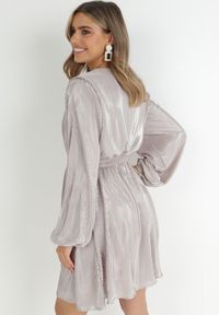 Born2be - Srebrna Błyszcząca Sukienka Kopertowa Vengas. Kolor: srebrny. Materiał: tkanina. Typ sukienki: kopertowe. Styl: klasyczny. Długość: mini #6