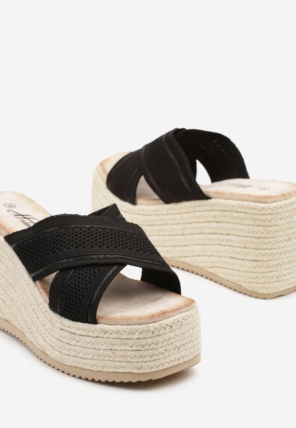 Born2be - Czarne Klapki na Koturnie w Stylu Boho z Ażurowymi Paskami Neowena. Okazja: na co dzień. Nosek buta: otwarty. Kolor: czarny. Wzór: ażurowy. Sezon: lato. Obcas: na koturnie. Styl: boho