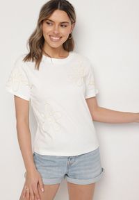 Born2be - Biały T-shirt z Kwiatowymi Aplikacjami Tilenna. Okazja: na co dzień. Kolor: biały. Materiał: jeans. Wzór: aplikacja, kwiaty. Styl: klasyczny, elegancki, casual #6
