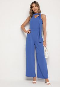 Born2be - Niebieski Kombinezon Bez Rękawów z Ozdobnym Wiązaniem i Szerokimi Nogawkami Silarine. Okazja: na co dzień. Kolor: niebieski. Materiał: jeans. Długość rękawa: bez rękawów. Styl: klasyczny, casual, elegancki, sportowy #2