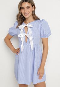 Born2be - Jasnoniebieska Rozkloszowana Sukienka w Kratkę Vichy w Stylu Retro z Wiązaniem Telionea. Okazja: na co dzień. Kolor: niebieski. Wzór: kratka. Typ sukienki: rozkloszowane. Styl: retro #1