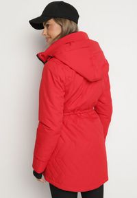 Born2be - Czerwona Pikowana Kurtka Parka z Odpinanym Kapturem na Suwak Ściągana w Talii Ericeas. Okazja: na co dzień. Kolor: czerwony. Materiał: jeans. Długość rękawa: długi rękaw. Długość: długie. Styl: sportowy, elegancki, wizytowy, casual