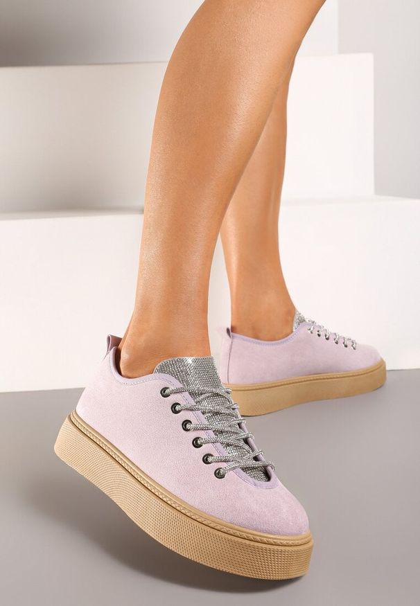 Born2be - Jasnofioletowe Sznurowane Sneakersy na Grubszej Podeszwie Zdobione Delikatnymi Cyrkoniami Limeta. Nosek buta: okrągły. Kolor: fioletowy. Wzór: aplikacja. Obcas: na płaskiej podeszwie