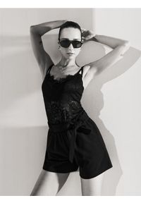 Sinsay - Szorty z wysokim stanem i paskiem - czarny. Stan: podwyższony. Kolor: czarny #1