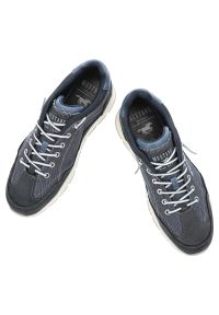 Granatowe Półbuty Mustang Modne Obuwie Męskie. Okazja: na co dzień, na spacer. Kolor: niebieski. Materiał: materiał, jeans, skóra ekologiczna. Styl: sportowy, casual, elegancki #7