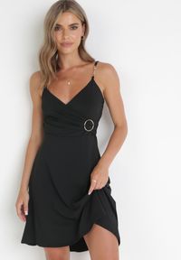 Born2be - Czarna Sukienka z Klamrą na Ramiączkach Ozdobionych Łańcuszkami Kirenthya. Typ kołnierza: dekolt kopertowy. Kolor: czarny. Długość rękawa: na ramiączkach. Wzór: aplikacja. Typ sukienki: kopertowe #5