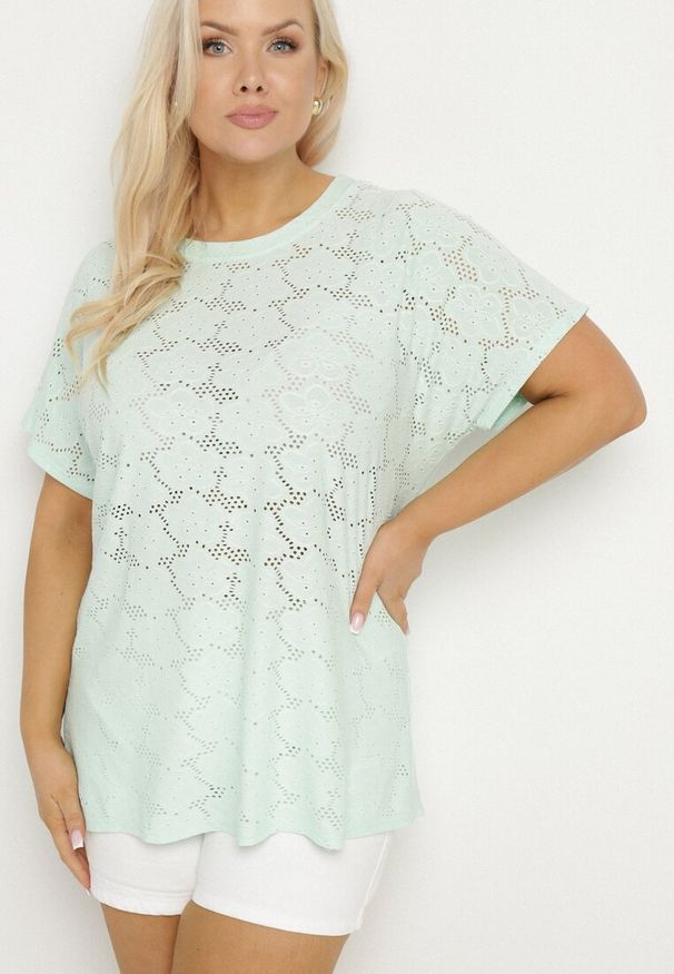 Born2be - Jasnozielona Ażurowa Bluzka z Bawełną Clavienne. Okazja: na co dzień. Kolekcja: plus size. Kolor: zielony. Materiał: bawełna. Długość rękawa: krótki rękaw. Długość: krótkie. Wzór: ażurowy. Styl: elegancki, casual