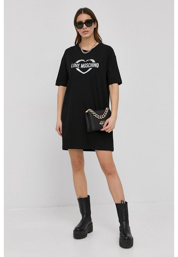 Love Moschino Sukienka kolor czarny mini oversize. Kolor: czarny. Materiał: dzianina. Długość rękawa: krótki rękaw. Typ sukienki: oversize. Długość: mini