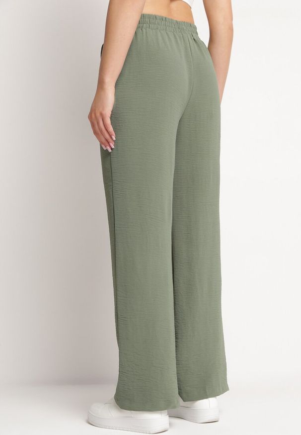 Born2be - Ciemnozielone Spodnie Szerokie z Gumką w Pasie z Ozdobnym Łańcuszkiem Istaria. Okazja: na co dzień. Kolor: zielony. Styl: casual