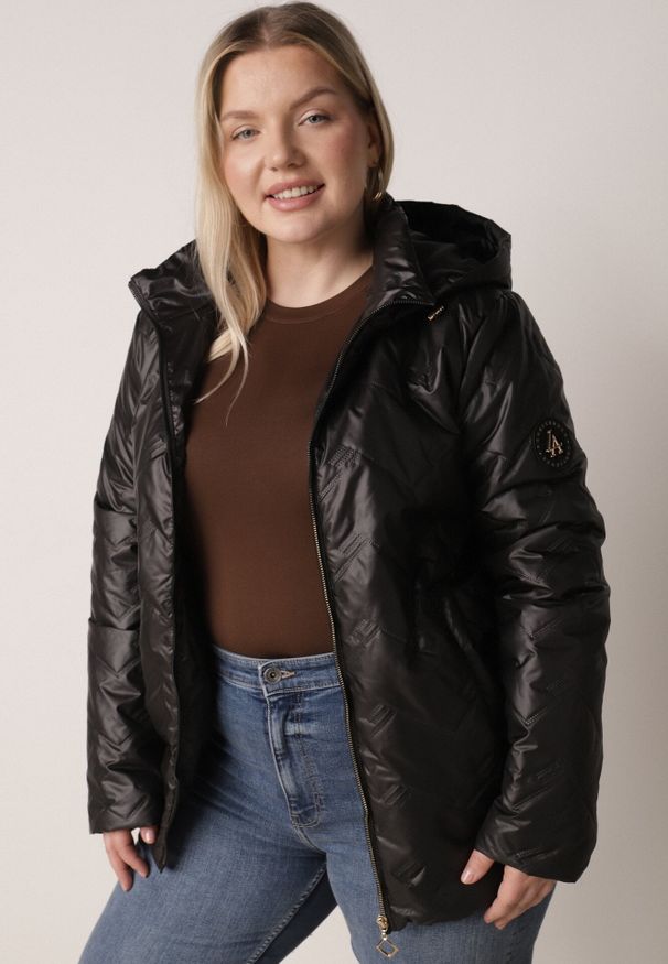 Born2be - Czarna Pikowana Kurtka Przejściowa o Prostym Kroju z Kapturem Vimoris. Okazja: na spacer, na co dzień. Typ kołnierza: kaptur. Kolekcja: plus size. Kolor: czarny. Materiał: poliester, jeans. Styl: casual, elegancki