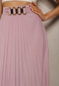 Renee - Różowa Spódnica z Plisami High Waist z Paskiem i Metalową Ozdobą Ellveta. Stan: podwyższony. Kolor: różowy. Materiał: tkanina. Wzór: aplikacja #4