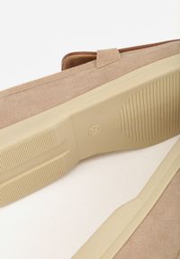 Born2be - Ciemnobeżowe Mokasyny z Imitacji Zamszu Zdobione Aplikacją z Zawieszkami Peleg. Okazja: do pracy, na spotkanie biznesowe. Kolor: beżowy. Materiał: zamsz. Wzór: aplikacja. Styl: biznesowy, elegancki #9