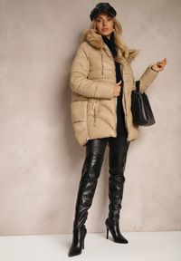 Renee - Beżowa Trapezowa Kurtka z Pikowanymi Przeszyciami i Kapturem z Odpinanym Futrem Deoiala. Okazja: na co dzień. Kolor: beżowy. Materiał: futro. Długość rękawa: długi rękaw. Długość: długie. Styl: elegancki, casual, wizytowy #4