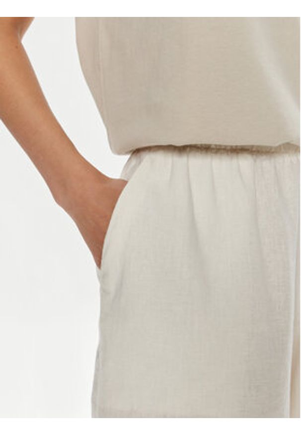GAP - Gap Szorty materiałowe 582942-02 Écru Regular Fit. Kolor: kremowy. Materiał: wiskoza, len