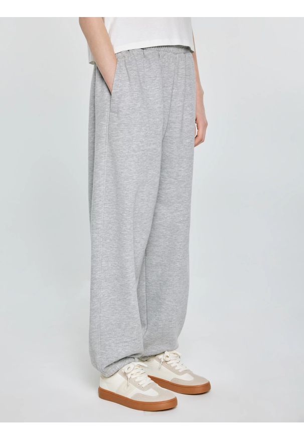 Big-Star - Spodnie dziewczęce dresowe jasnoszare Monara 901. Okazja: na co dzień. Kolor: szary. Materiał: dresówka. Wzór: aplikacja, haft. Styl: sportowy, casual, młodzieżowy