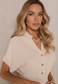 Renee - Beżowy Wiskozowy Kombinezon z Dekoltem w Serek Zapinany na Guziki Anisora. Okazja: na co dzień. Kolor: beżowy. Materiał: wiskoza. Długość rękawa: krótki rękaw. Długość: krótkie. Styl: elegancki, casual #4