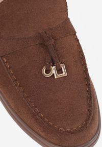 Renee - Brązowe Mokasyny VICES Casualowe ze Skórzaną Wkładką i Metalowymi Ozdobami Dinsmore. Okazja: na co dzień. Nosek buta: okrągły. Kolor: brązowy. Materiał: skóra. Wzór: aplikacja. Obcas: na obcasie. Styl: casual. Wysokość obcasa: niski #6