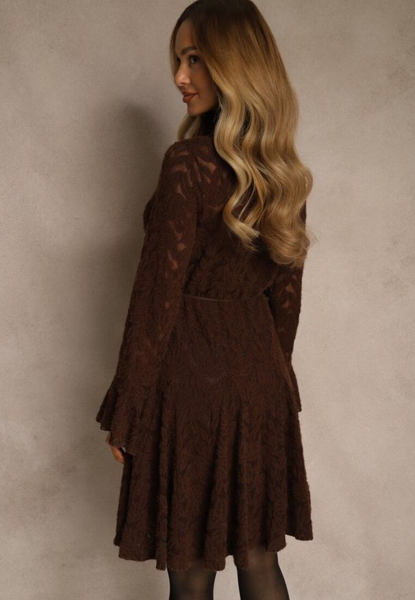 Renee - Brązowa Sukienka ze Stójką z Koronki Zdobiona Wiązaniem w Talii i Falbanami Elarassa. Typ kołnierza: kołnierzyk stójkowy. Kolor: brązowy. Materiał: koronka. Długość rękawa: na ramiączkach. Wzór: aplikacja, koronka. Styl: rockowy