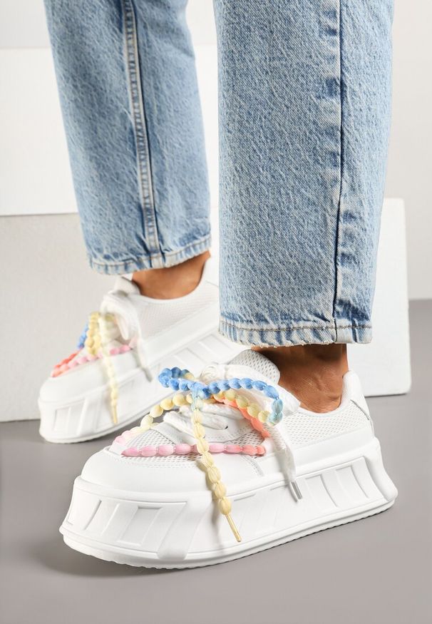 Renee - Białe Sneakersy na Platformie Ozdobione Koralikami Isivisa. Okazja: na co dzień. Kolor: biały. Wzór: aplikacja. Obcas: na platformie