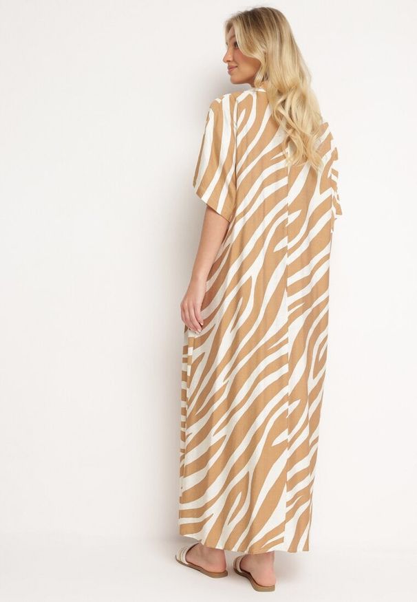 Born2be - Beżowa Rozkloszowana Sukienka Zapinana na Guziki z Rękawami Typu Nietoperz Rodmala. Okazja: na co dzień. Kolor: beżowy. Materiał: materiał. Wzór: motyw zwierzęcy, aplikacja, paski. Sezon: lato. Styl: casual