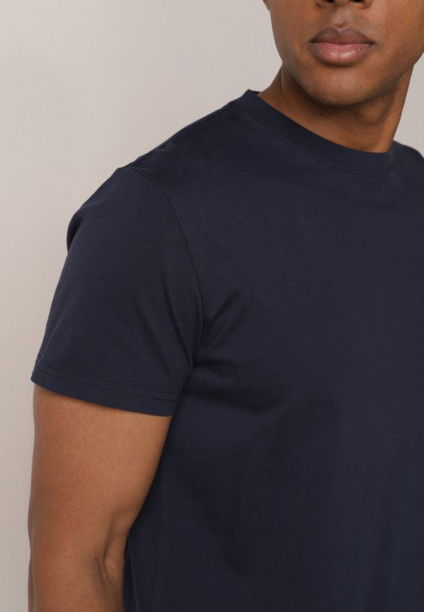 Born2be - Granatowa Gładka Koszulka T-shirt z Bawełny o Prostym Kroju Sarusa. Okazja: na co dzień, na randkę. Kolor: niebieski. Materiał: bawełna. Wzór: gładki. Styl: casual, klasyczny