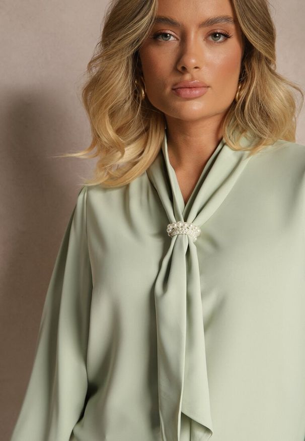 Renee - Zielona Bluzka o Koszulowym Kroju z Żabotem i Perłowym Zdobieniem Gonialith. Okazja: na co dzień. Typ kołnierza: z żabotem. Kolor: zielony. Materiał: jeans. Wzór: aplikacja. Styl: casual