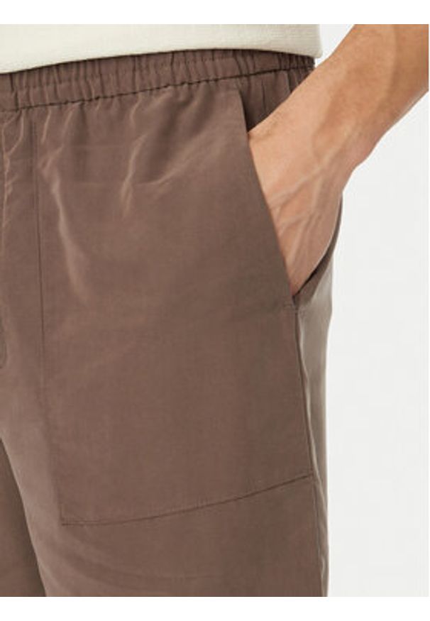 Calvin Klein Szorty materiałowe LV04LF614G Brązowy Relaxed Fit. Kolor: brązowy. Materiał: syntetyk