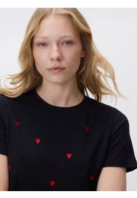 Reserved - T-shirt w serca - czarny. Kolor: czarny. Materiał: bawełna