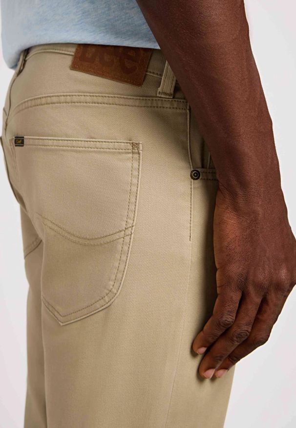 Lee - MESKIE SPODNIE MATERIALOWE LEE DAREN ZIP FLY KANSAS CITY KHAKI 112349219. Kolor: brązowy