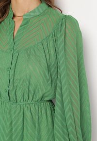 Born2be - Zielona Rozkloszowana Sukienka Mini z Bufiastymi Rękawami i Falbanką Illathi. Kolor: zielony. Materiał: materiał. Wzór: aplikacja. Długość: mini #6