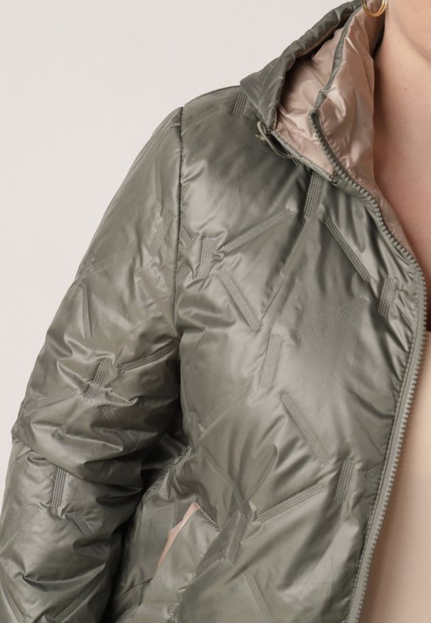 Born2be - Zielona Pikowana Kurtka z Odpinanym Kapturem i Dłuższym Tyłem Harmenope. Okazja: na co dzień. Kolekcja: plus size. Kolor: zielony. Materiał: jeans, poliester. Długość: długie. Styl: casual