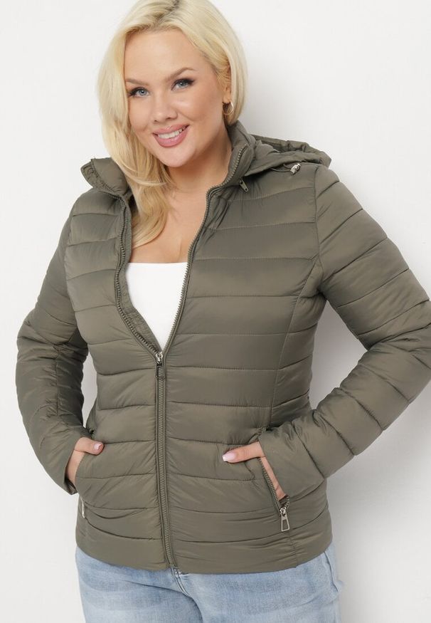 Born2be - Ciemnozielona Kurtka Pikowana Stelle. Okazja: na co dzień. Kolekcja: plus size. Kolor: zielony. Długość: długie. Wzór: gładki. Materiał: tkanina, materiał. Długość rękawa: długi rękaw. Sezon: jesień, zima. Styl: casual