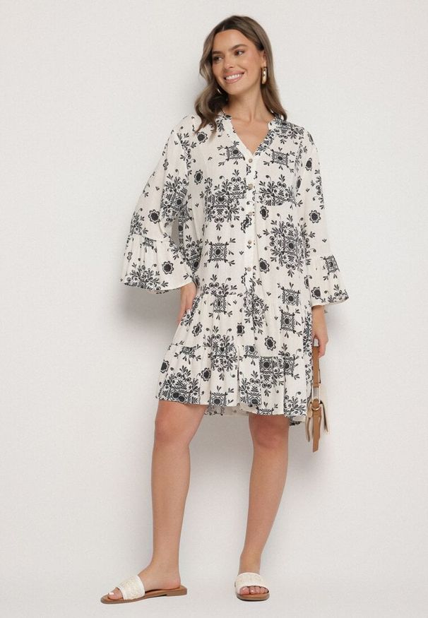 Born2be - Czarna Wiskozowa Sukienka z Geometrycznym Wzorem Filavara. Okazja: na co dzień. Kolor: czarny. Materiał: wiskoza. Wzór: geometria. Typ sukienki: proste. Styl: klasyczny, casual