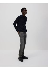 Reserved - Jeansy slim z efektem sprania - szary. Kolor: szary