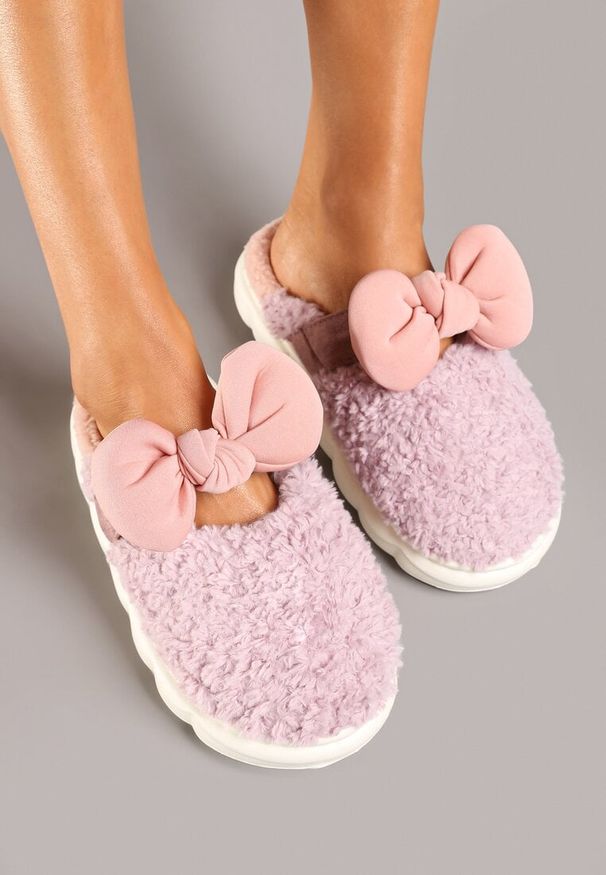 Born2be - Fioletowe Kapcie na Płaskiej Podeszwie z Kokardką Linnevra. Okazja: na co dzień, do domu. Nosek buta: okrągły. Kolor: fioletowy. Materiał: satyna. Obcas: na płaskiej podeszwie. Styl: elegancki, casual