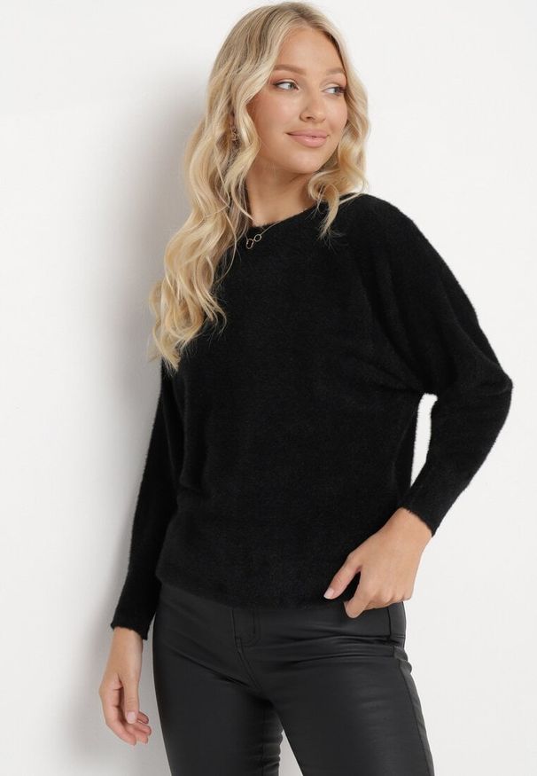Born2be - Czarny Sweter z Luźnymi Rękawami Typu Nietoperz Mevinla. Kolor: czarny. Materiał: dzianina. Długość rękawa: długi rękaw. Długość: długie