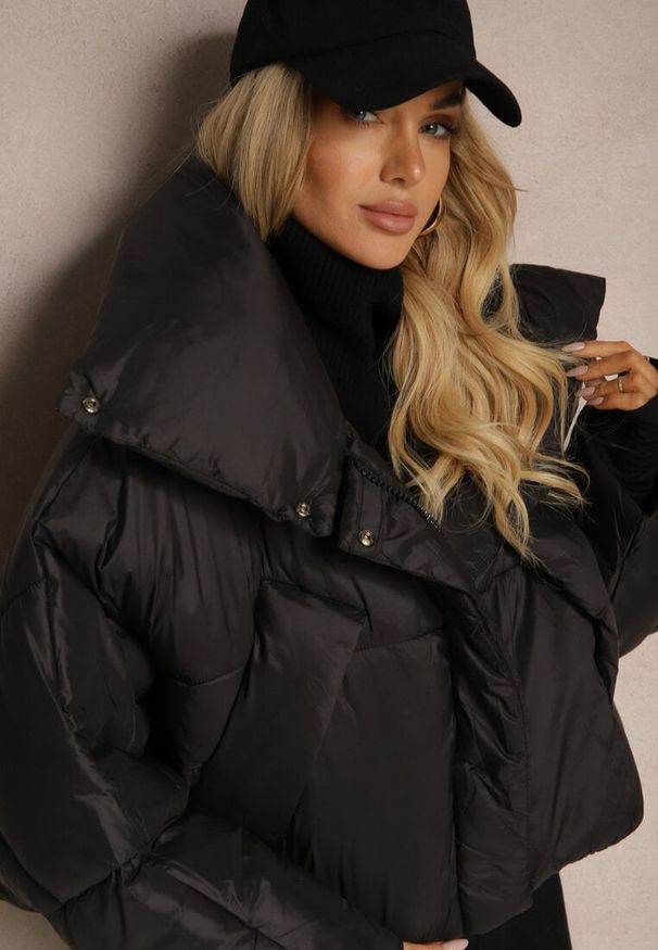 Renee - Czarna Nietoperzowa Kurtka z Szerokim Kołnierzem i Ściągaczami Neavirae. Okazja: na co dzień. Kolor: czarny. Materiał: jeans. Długość: krótkie. Styl: casual, elegancki