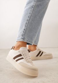 Renee - Beżowe Sneakersy na Platformie w Stylu Tenisówek Ozdobione Paskami Ladia. Okazja: na co dzień. Zapięcie: pasek. Kolor: beżowy. Materiał: jeans. Wzór: aplikacja. Sezon: wiosna. Obcas: na platformie #5