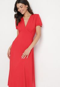 Born2be - Czerwona Sukienka Rozkloszowana z Wiskozą z Poduszkami w Ramionach Awerla. Okazja: na co dzień. Typ kołnierza: dekolt w kształcie V. Kolor: czerwony. Materiał: wiskoza. Długość rękawa: krótki rękaw. Styl: casual, elegancki, klasyczny #7