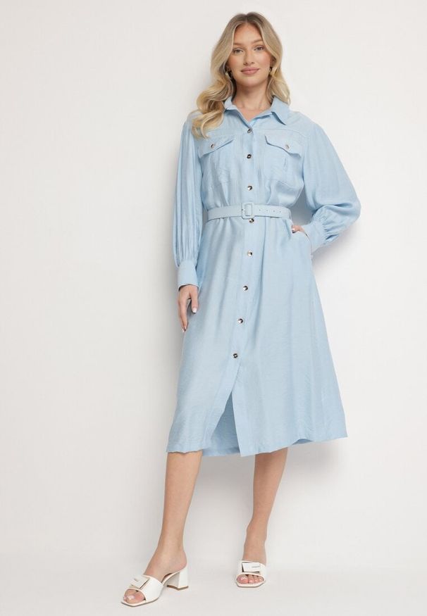 Born2be - Niebieska Wiskozowa Sukienka o Koszulowym Kroju z Paskiem z Klamrą i Kieszeniami Lisavianna. Okazja: do pracy, na co dzień, na spotkanie biznesowe. Kolor: niebieski. Materiał: wiskoza. Długość rękawa: długi rękaw. Typ sukienki: koszulowe. Styl: klasyczny, casual, elegancki, biznesowy
