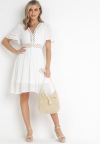 Born2be - Biała Rozkloszowana Sukienka Mini z Koronkowymi Wstawkami i Gumkami w Pasie Jolen. Kolor: biały. Materiał: koronka. Sezon: wiosna, lato. Długość: mini #4