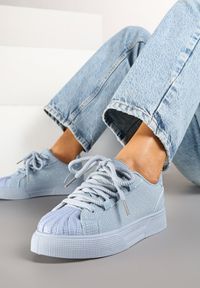 Renee - Niebieskie Sneakersy z Ozdobnym Tłoczeniem i Cyrkoniami Dorreia. Okazja: na co dzień. Nosek buta: okrągły. Kolor: niebieski. Materiał: jeans. Wzór: aplikacja. Obcas: na płaskiej podeszwie