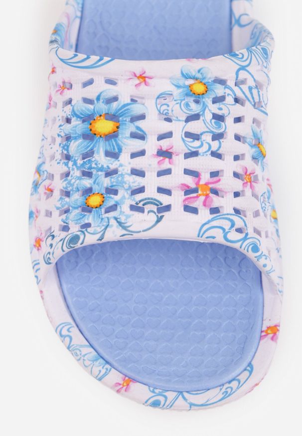 Born2be - Jasnoniebieskie Klapki Basenowe w Kwiatowy Wzór z Perforacją Pertumal. Okazja: na co dzień, na spacer. Kolor: niebieski. Materiał: dzianina, jeans, dresówka. Wzór: kwiaty. Sezon: lato. Styl: wakacyjny, casual, elegancki