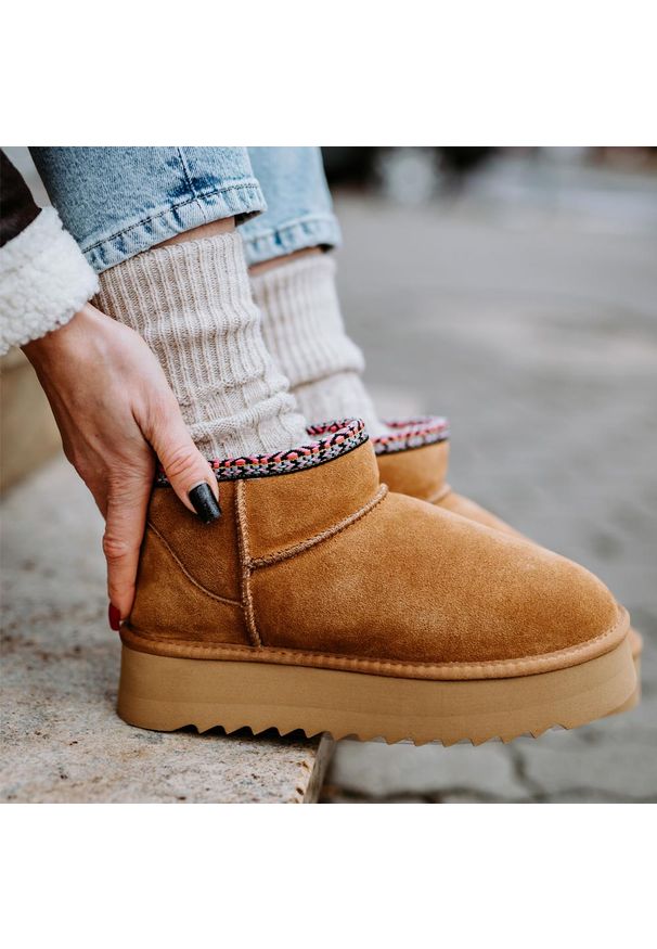 Camelowe skórzane ciepłe zimowe mukluki, eskimoski T.Sokolski 530. Okazja: na spacer, na co dzień. Nosek buta: okrągły. Materiał: zamsz, skóra. Szerokość cholewki: normalna. Sezon: zima. Obcas: na platformie. Styl: elegancki, casual, klasyczny