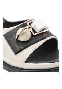 Sandały damskie S.Barski, ze skóry naturalnej licowej ozdobna klamra miękka podeszwa wygodny fason, beżowe, GR61-5932. Okazja: na co dzień. Zapięcie: klamry. Kolor: beżowy. Materiał: skóra. Wzór: geometria, aplikacja. Sezon: lato. Styl: casual, klasyczny, elegancki #4