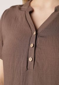 Born2be - Brązowa Wiskozowa Sukienka o Pudełkowym Kroju z Dekoltem V z Guzikami Berborin. Okazja: na co dzień, do pracy. Kolekcja: plus size. Kolor: brązowy. Materiał: wiskoza. Typ sukienki: proste, dla puszystych. Styl: casual, klasyczny #4